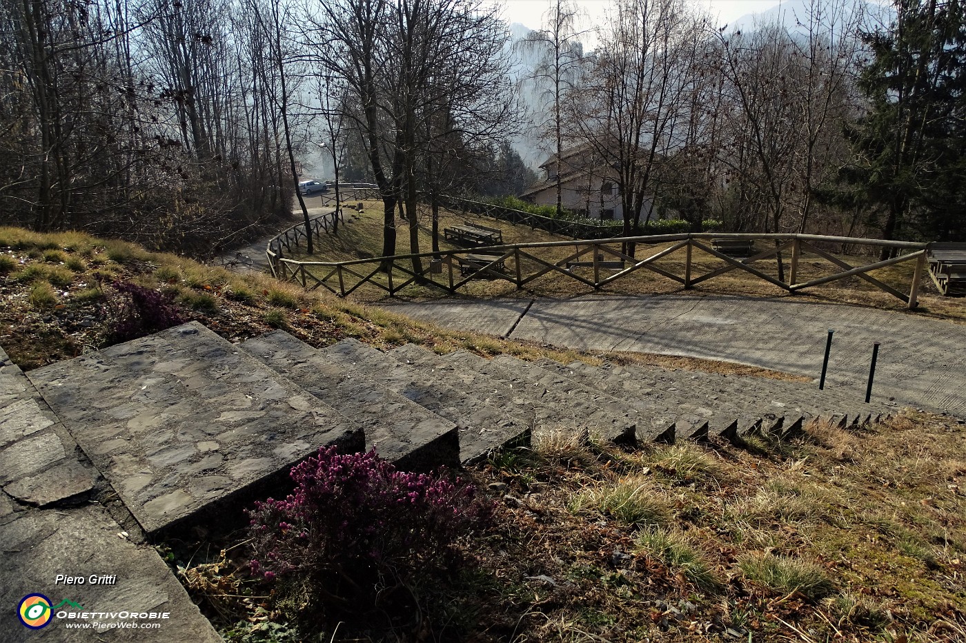 10 Sulla stradetta cementata per la Forca d'Aviatico.JPG